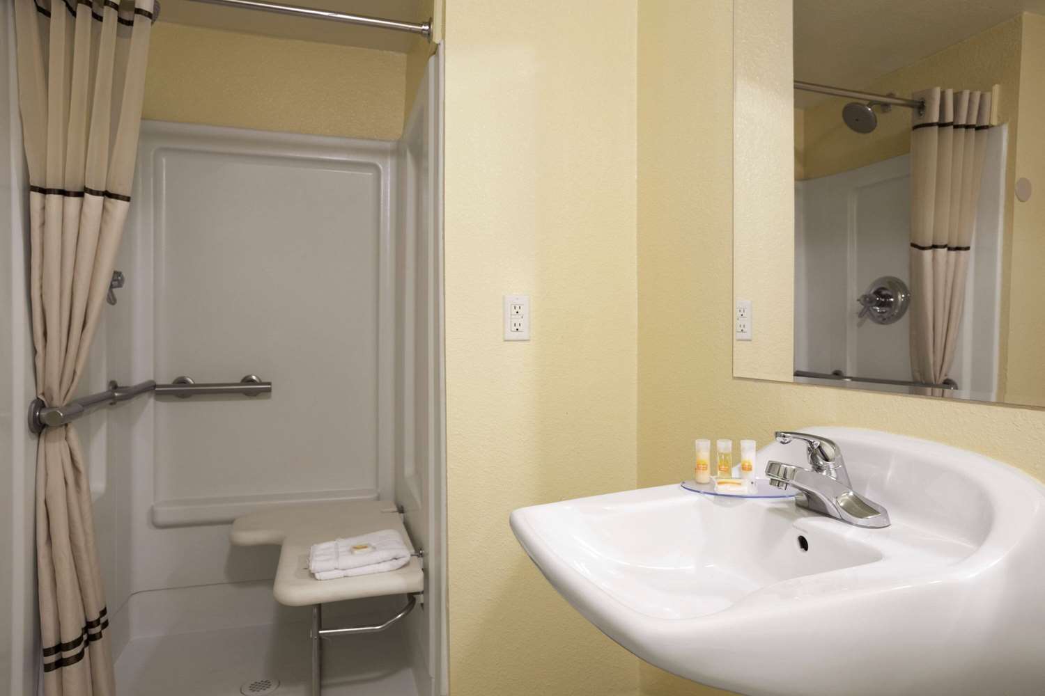 Days Inn by Wyndham Denver Downtown 27/29