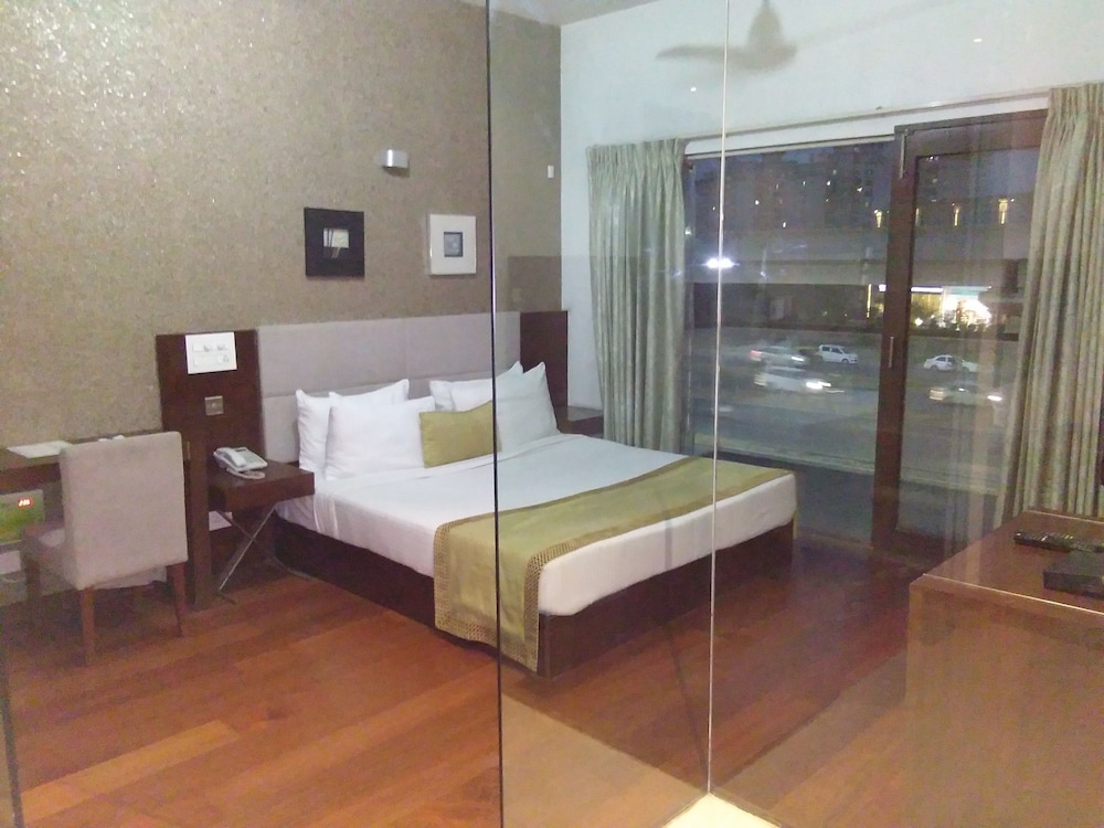 Stately Suites, Golf Course Road 15/58