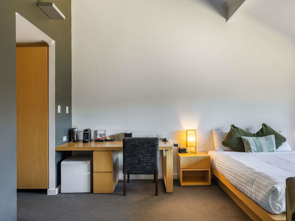 غرفة بسرير مزدوج لذوي الإعاقة