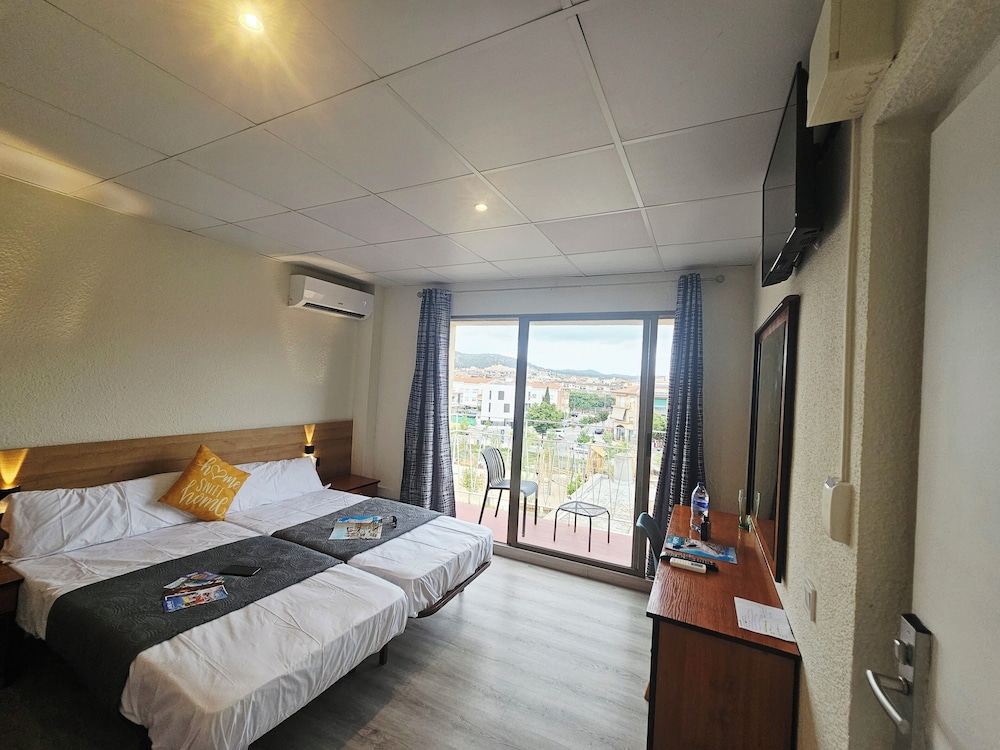 DELUXE, DOUBLE OR TWIN BED