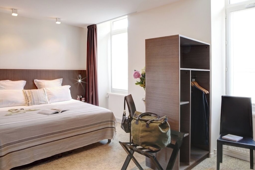 Deluxe, Triple, 1 Double and 1 Single Bed