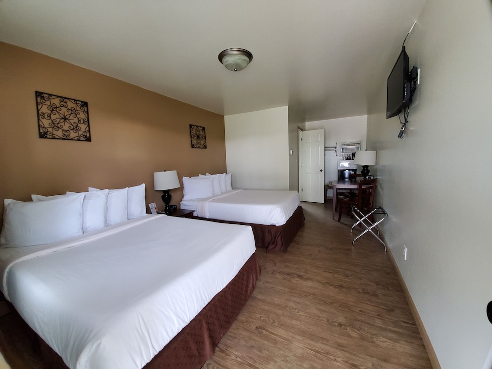 Sunset Lodge Escanaba 16/32