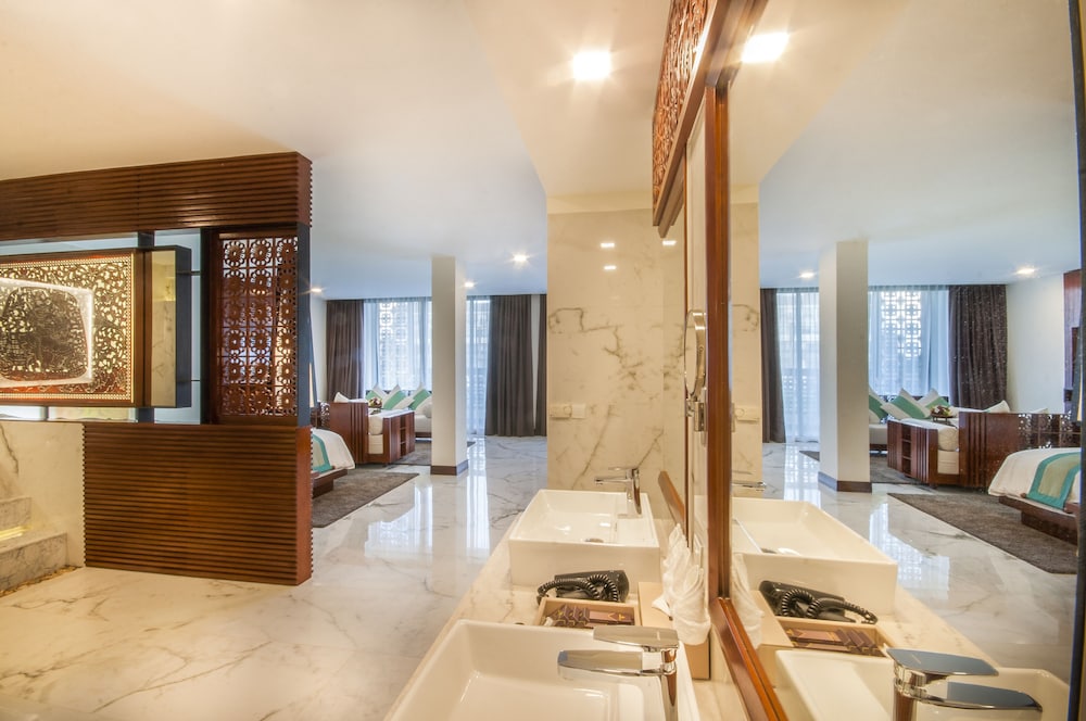 THE PRIVILEGE FLOOR BY LOTUS BLANC 16/40
