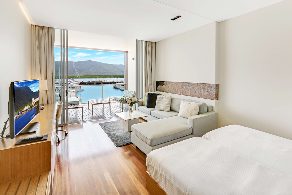 HORIZON, TWIN BEDS, MARINA VIEW