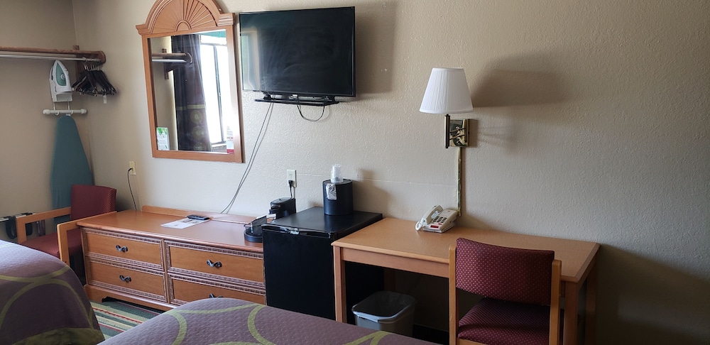 Super 8 By Wyndham Champaign 47/52