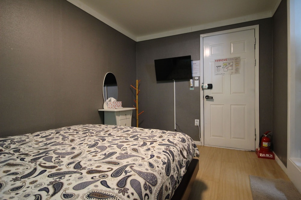Bunk Guest House - Hostel 9/72