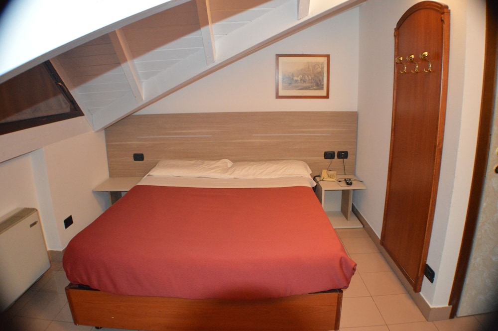 ROOM, TRIPLE