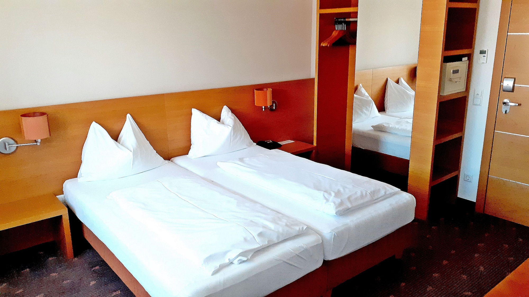ROOM, SINGLE