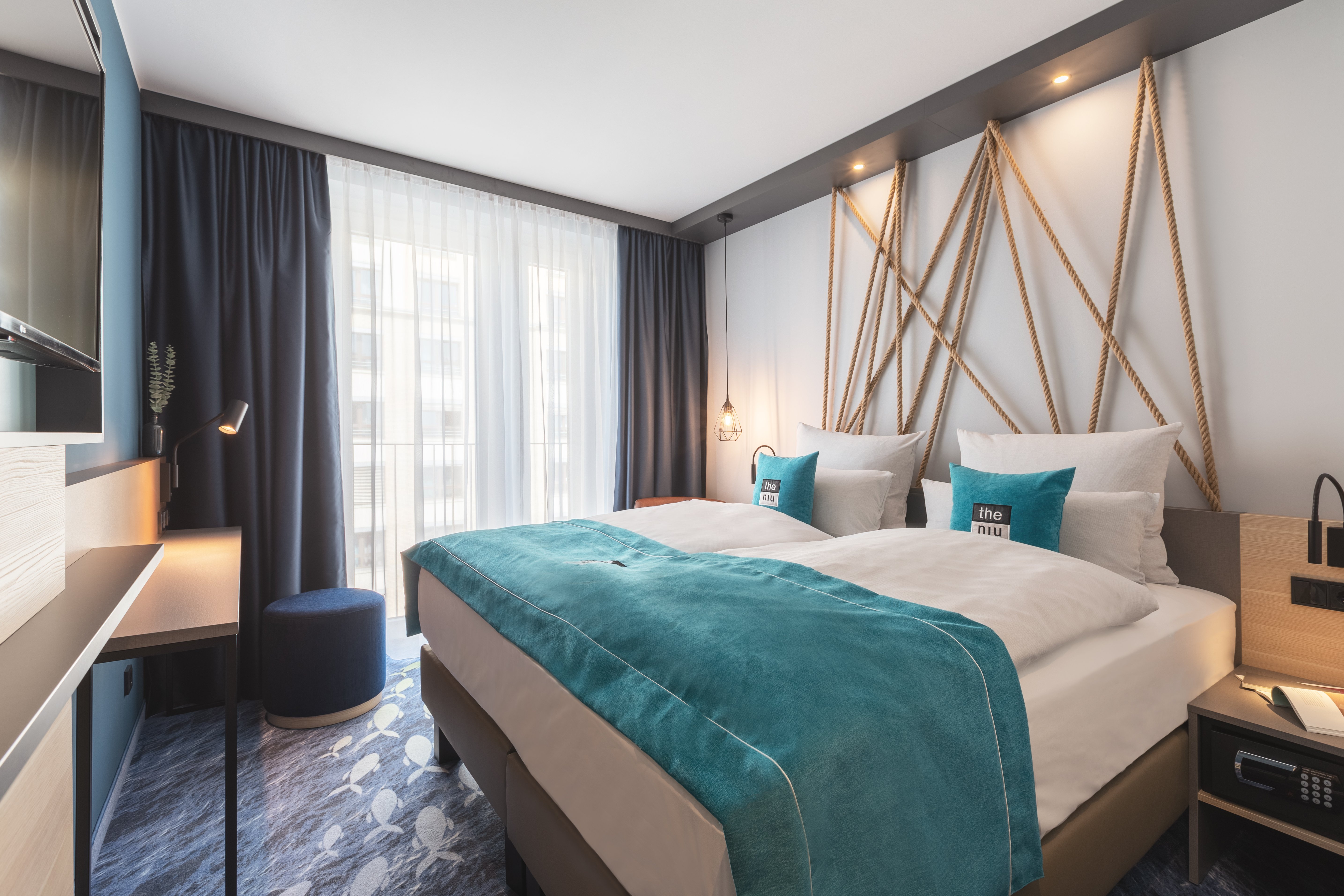 STANDARD, QUEEN BED