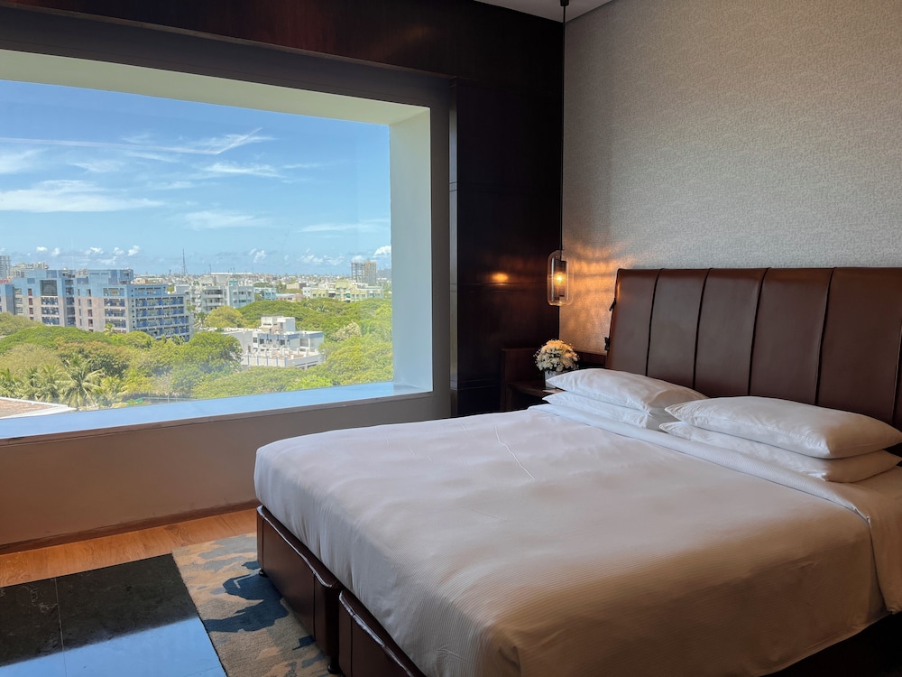 Club, King Bed, Pool View