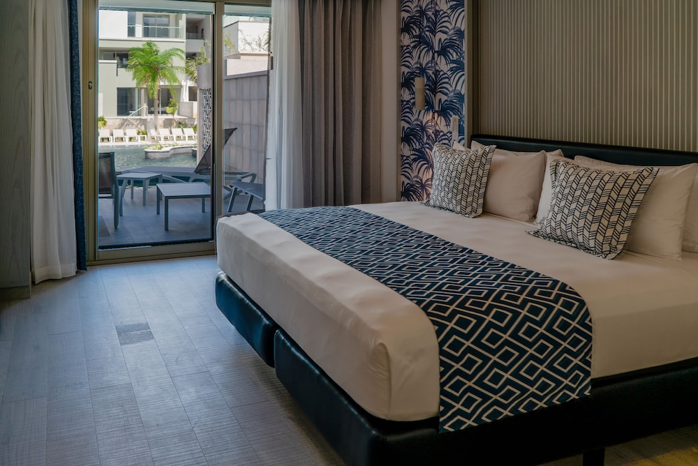 Swim Up, Privilege, Suite, King Bed, Sofa