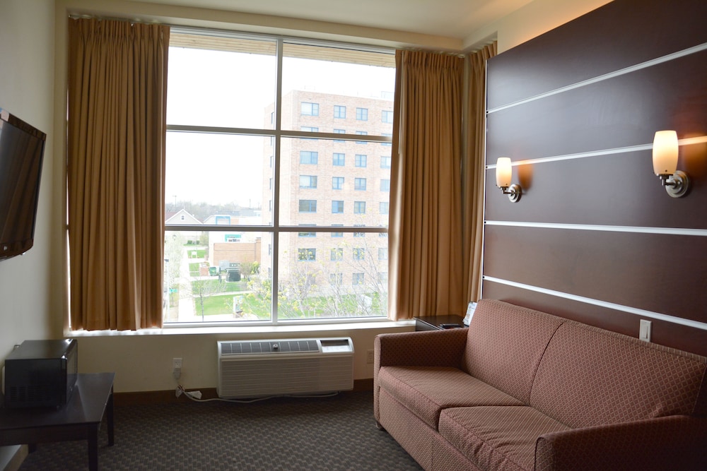 Days Inn Suites By Wyndham Milwaukee 32/40