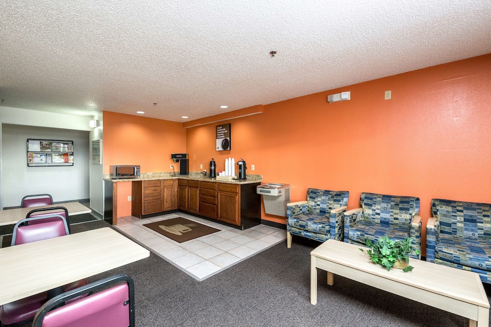Lobby at Motel6 Waterloo, IA, WATERLOO - IA