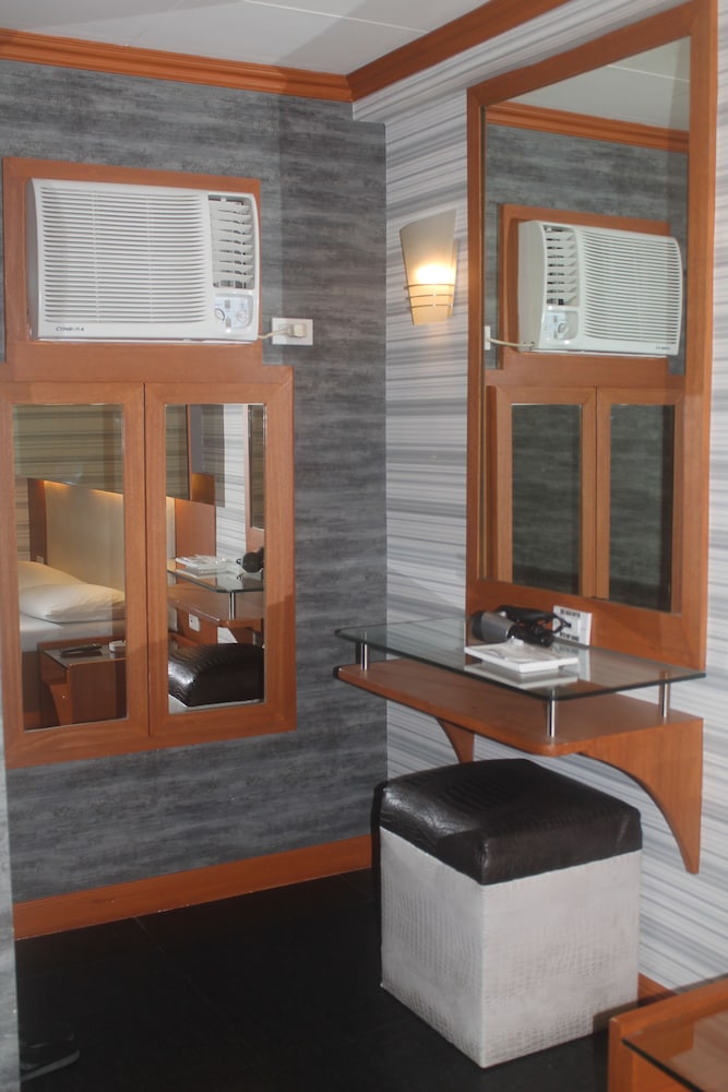 Hotel Ava Gil Puyat 55/56