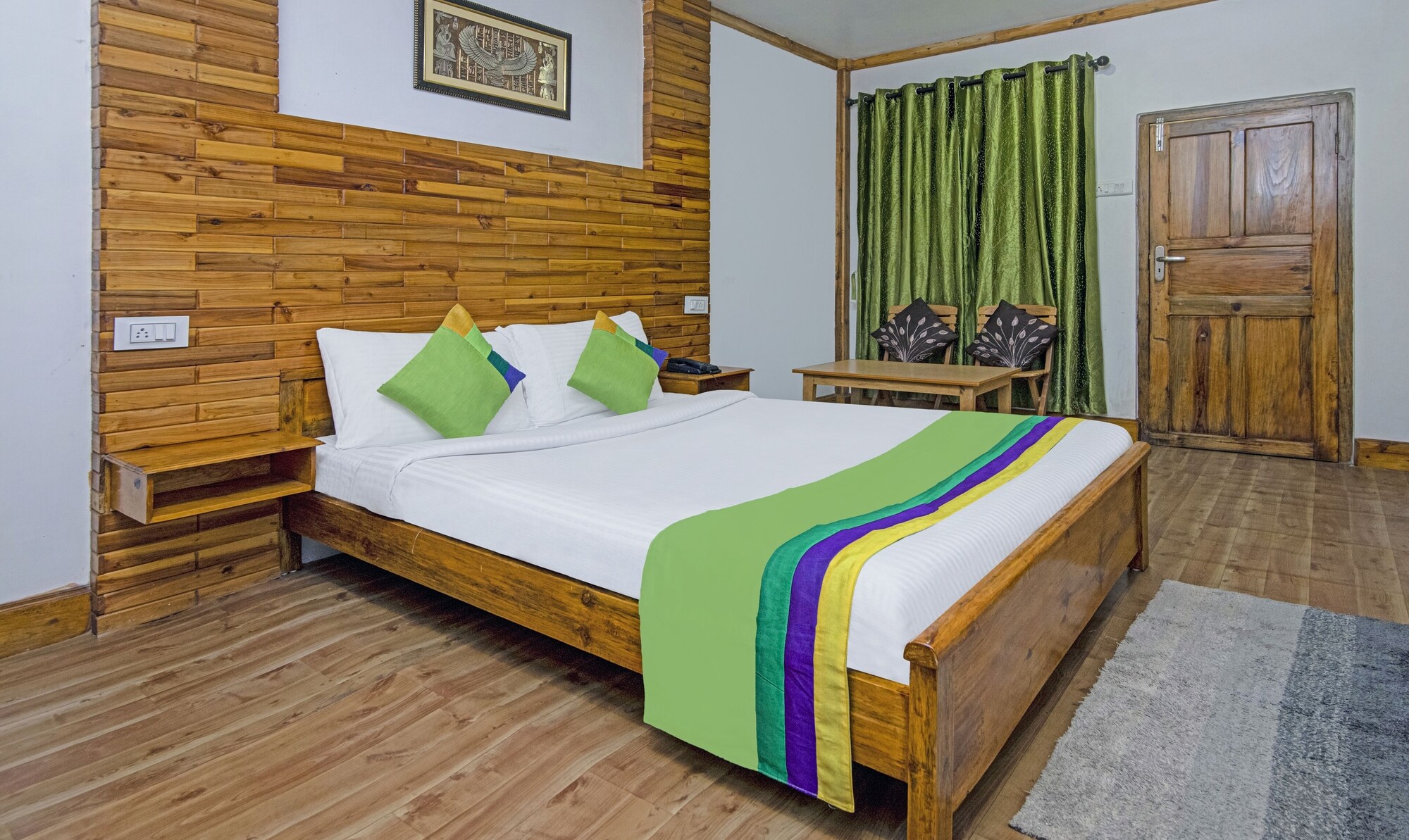 غرفة قياسية بسرير كوين