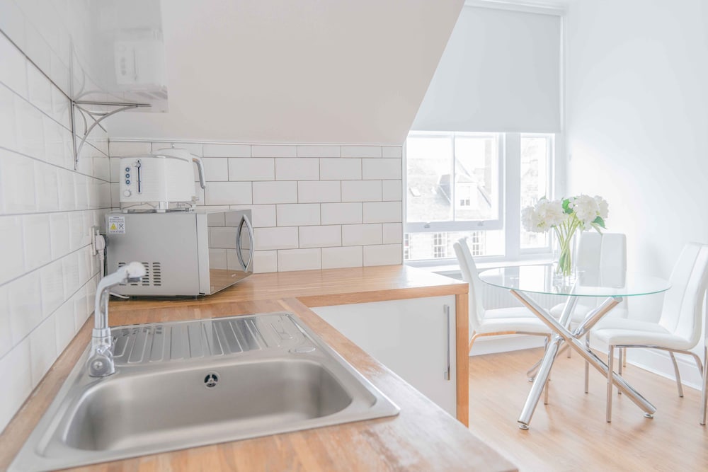شقة بسرير كوين بغرفة نوم واحدة مع أريكة، Edinburgh Castle Apartments And Suites 5/5