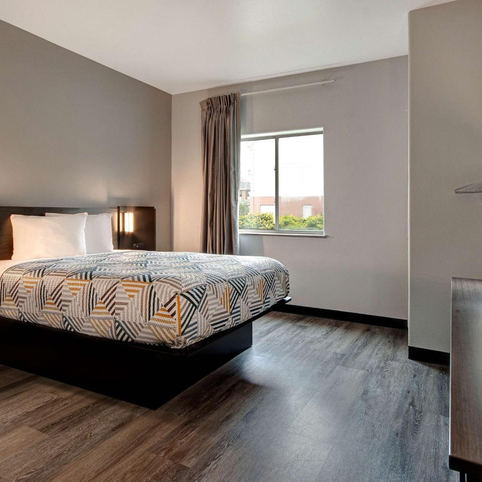 1 Queen Bed Mobility Accessible Tub Nsmk