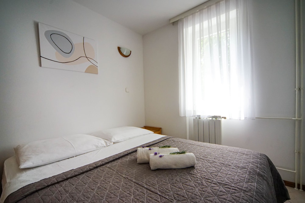 APARTMENTS AND ROOMS DEGRA 6/49