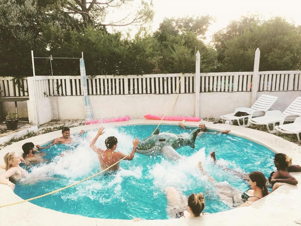 DRAGAN'S DEN HOSTEL 28/49