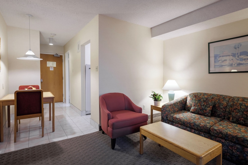 Cartier Place Suite Hotel 42/64