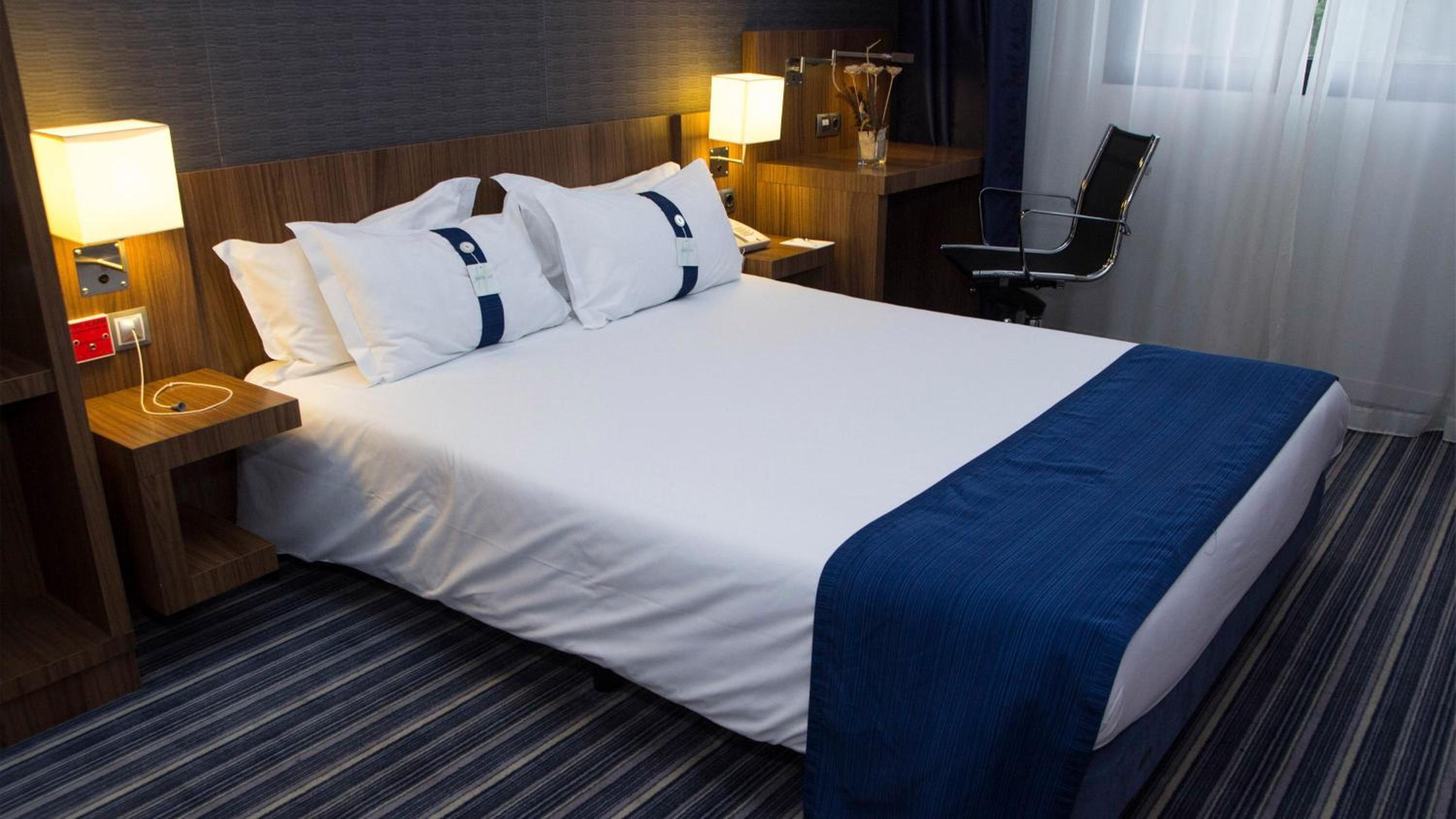 Standard, King Bed, Queen Bed, Accessible, Holiday Inn Express Bilbao 3/8