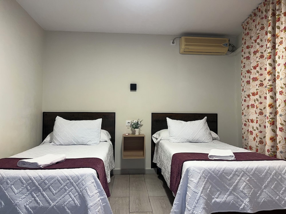 Tower, Twin Beds, Private Bathroom