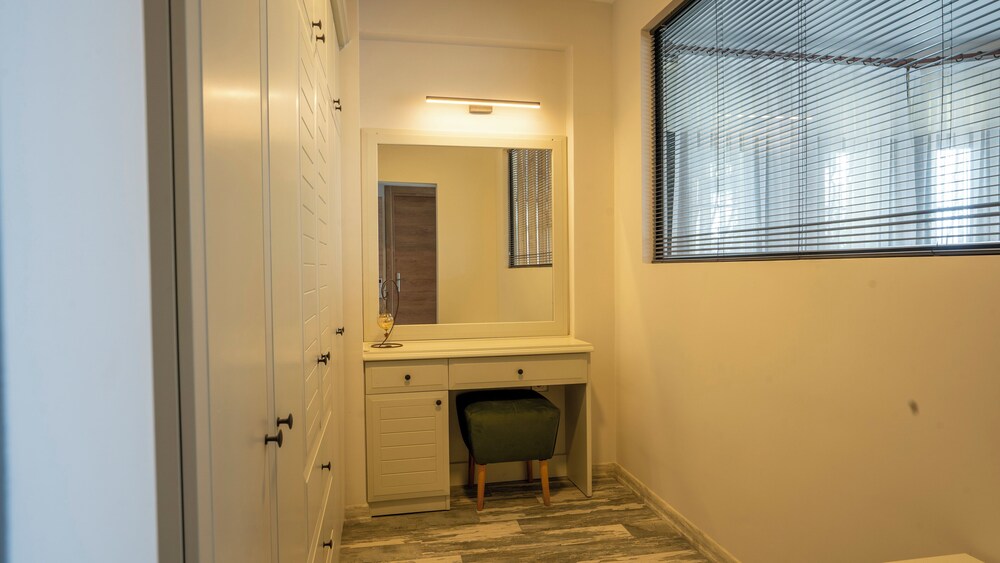 غرفة ملكية بسرير مزدوج بإطلالة على البحر مع أريكة، Villa Marine Apart Hotel 3/5