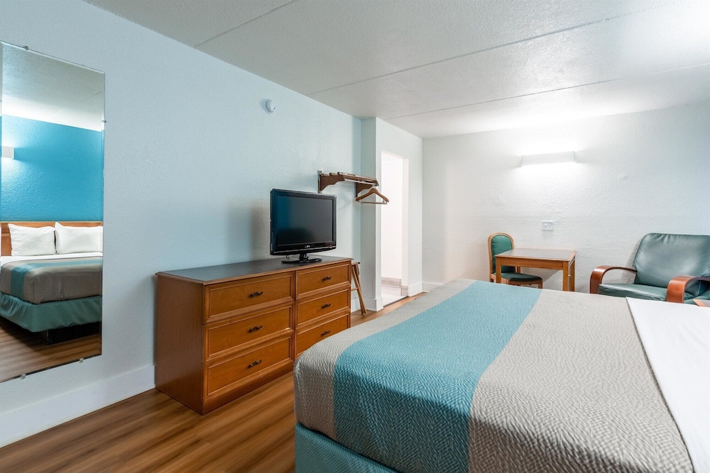 غرفة ديلوكس بسرير كينج، Motel6 North Little Rock, AR - McCain 3/10