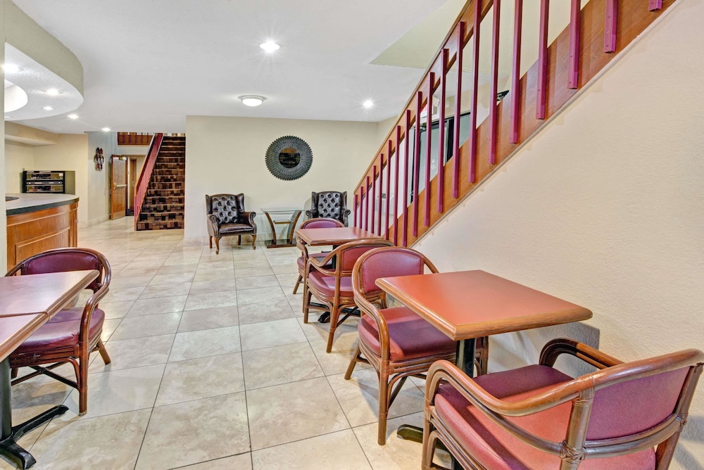 Super 8 by Wyndham Indianapolis/Emerson Ave 18/26