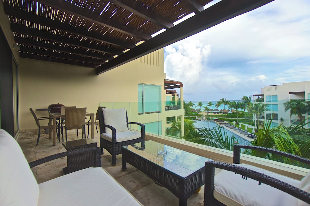 The Elements Oceanfront & Beachside Condo Hotel 37/50
