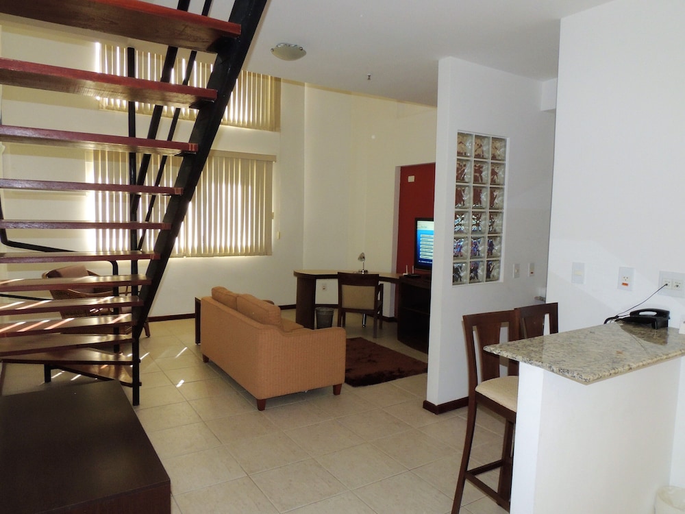 Mondrian Suite Hotel 62/82