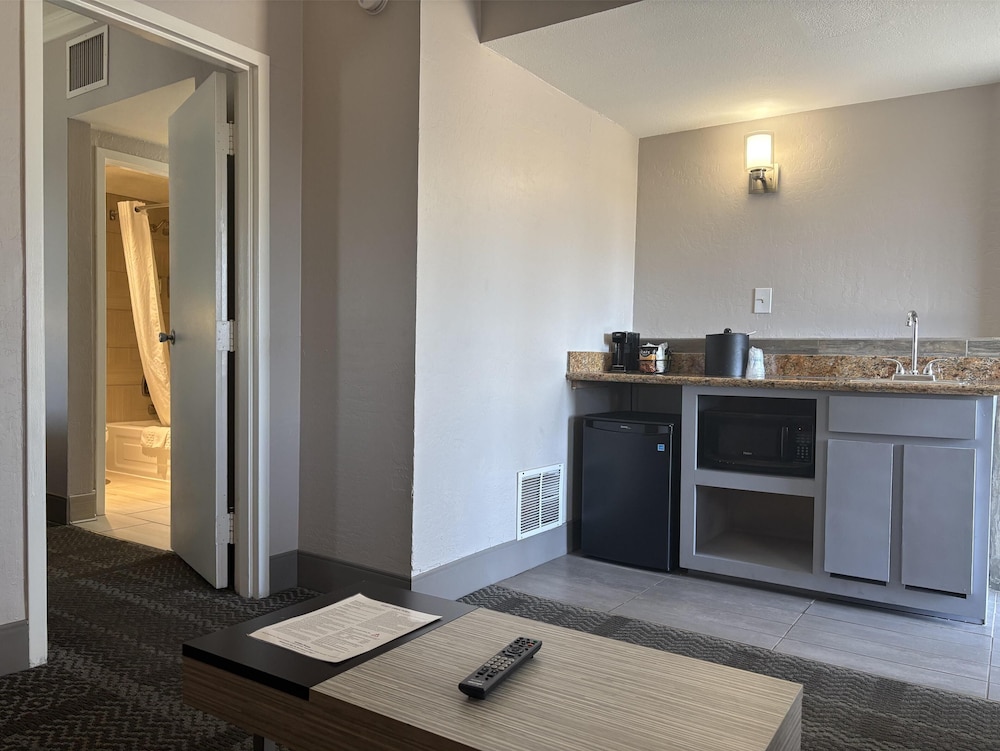 Lobby at SureStay InnSuites Phoenix Hotel & Suites by Best Western, PHOENIX - AZ