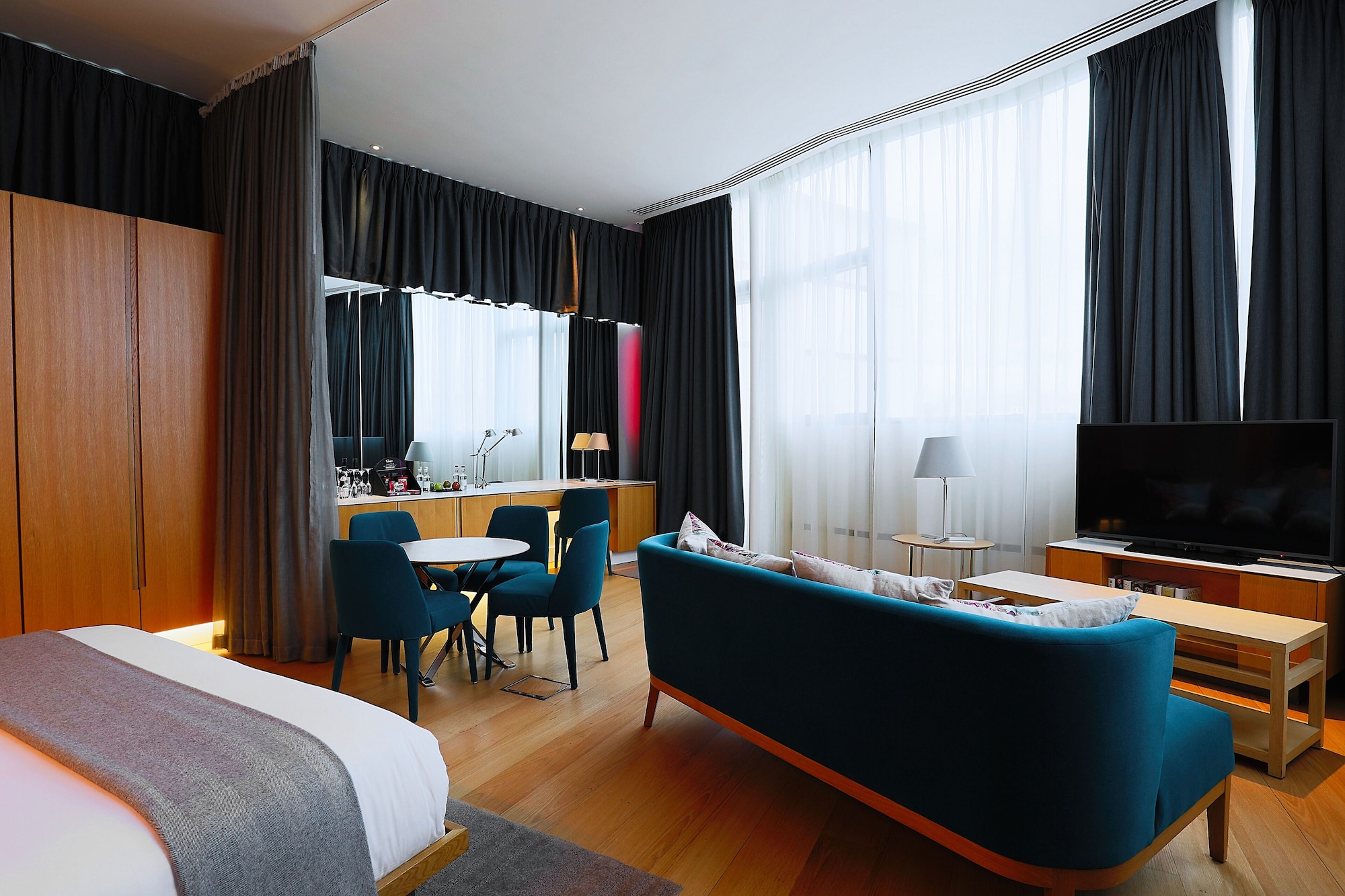 SIGNATURE, SUITE
