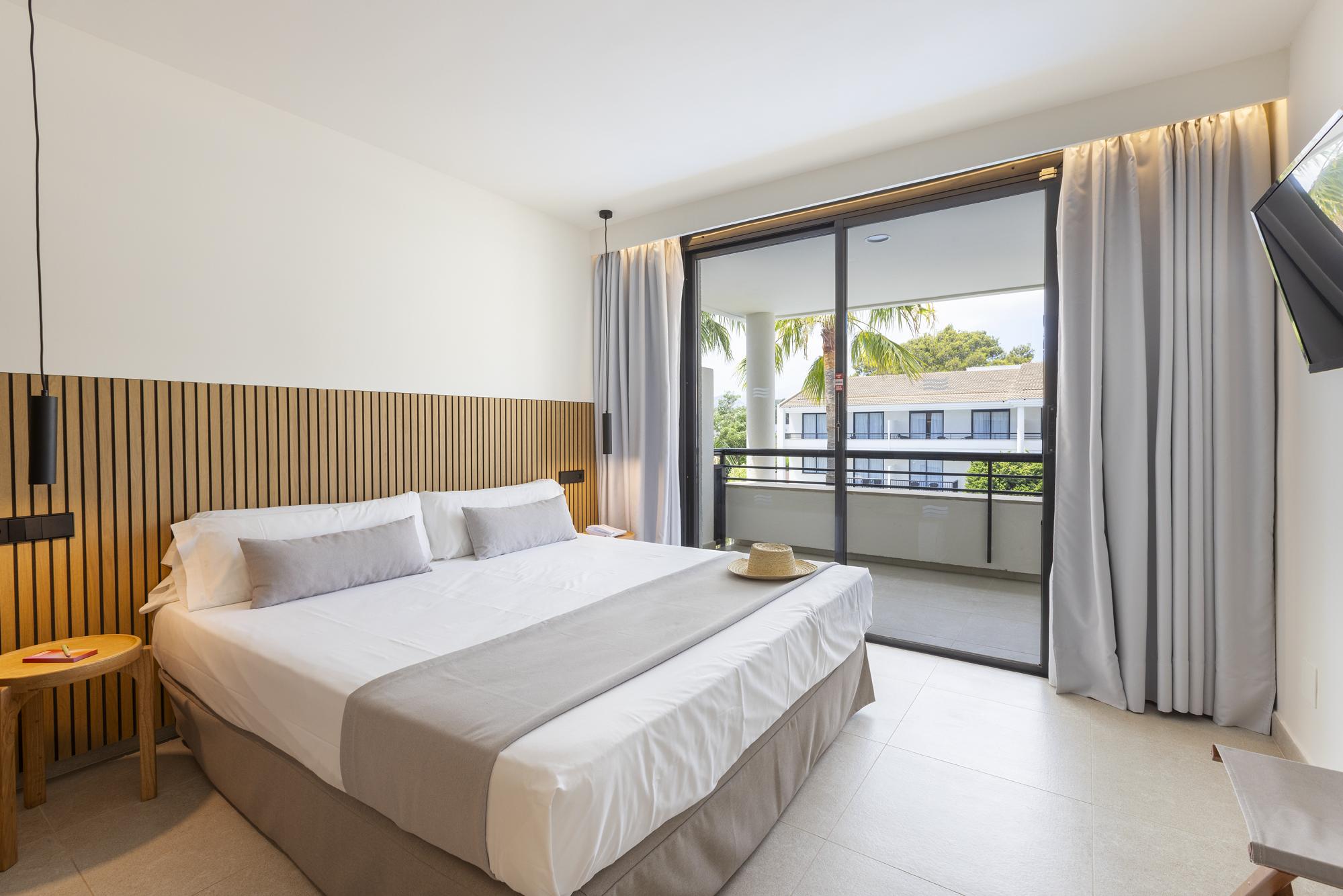 Suite, Pool View, Balcony or Terrace