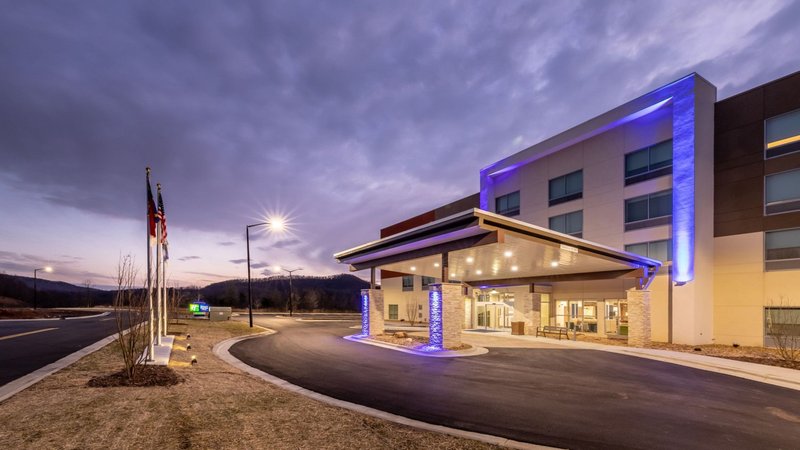Holiday Inn Express Suites Marion 4/59