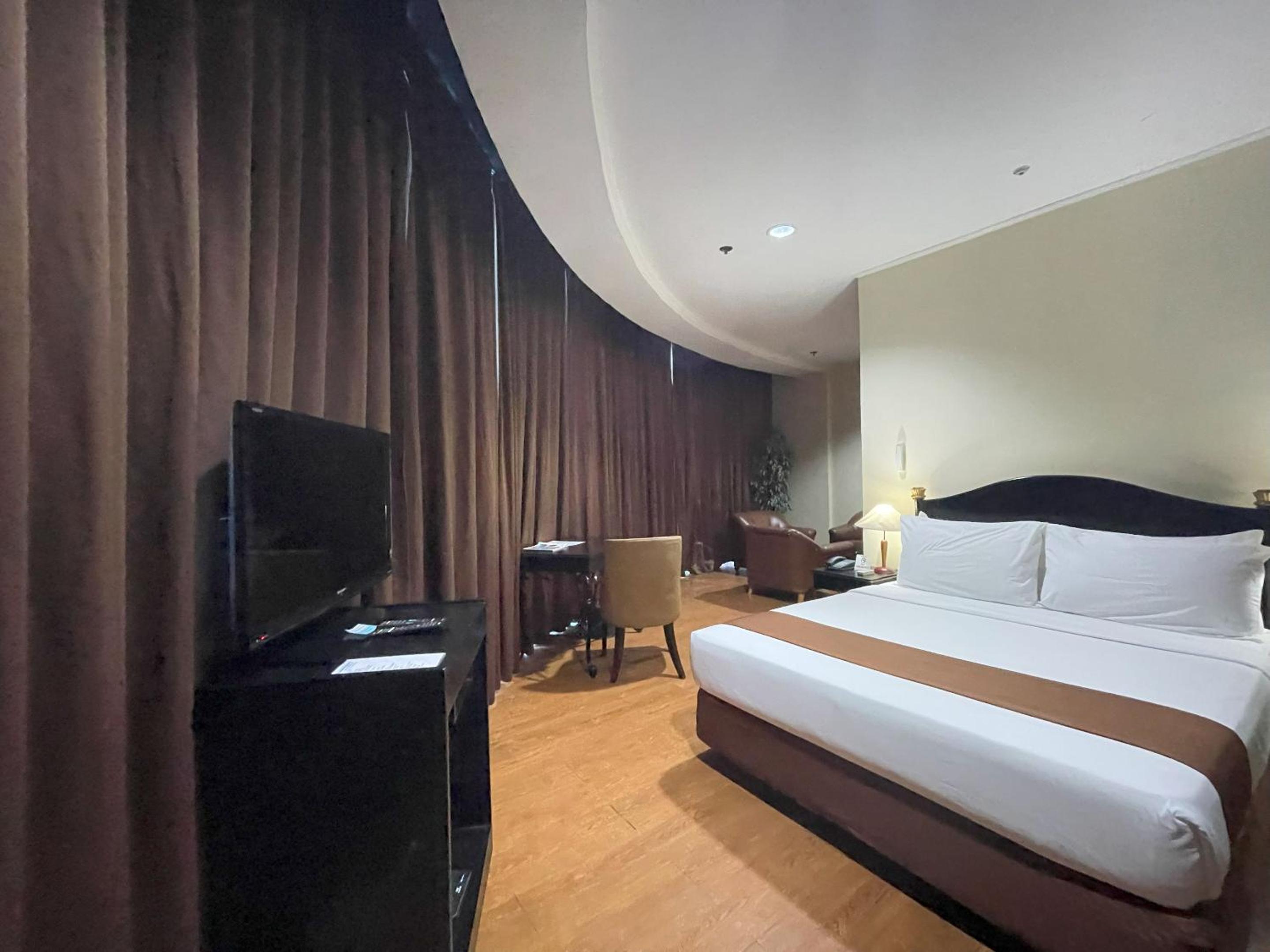 Business, Suite, Queen Bed