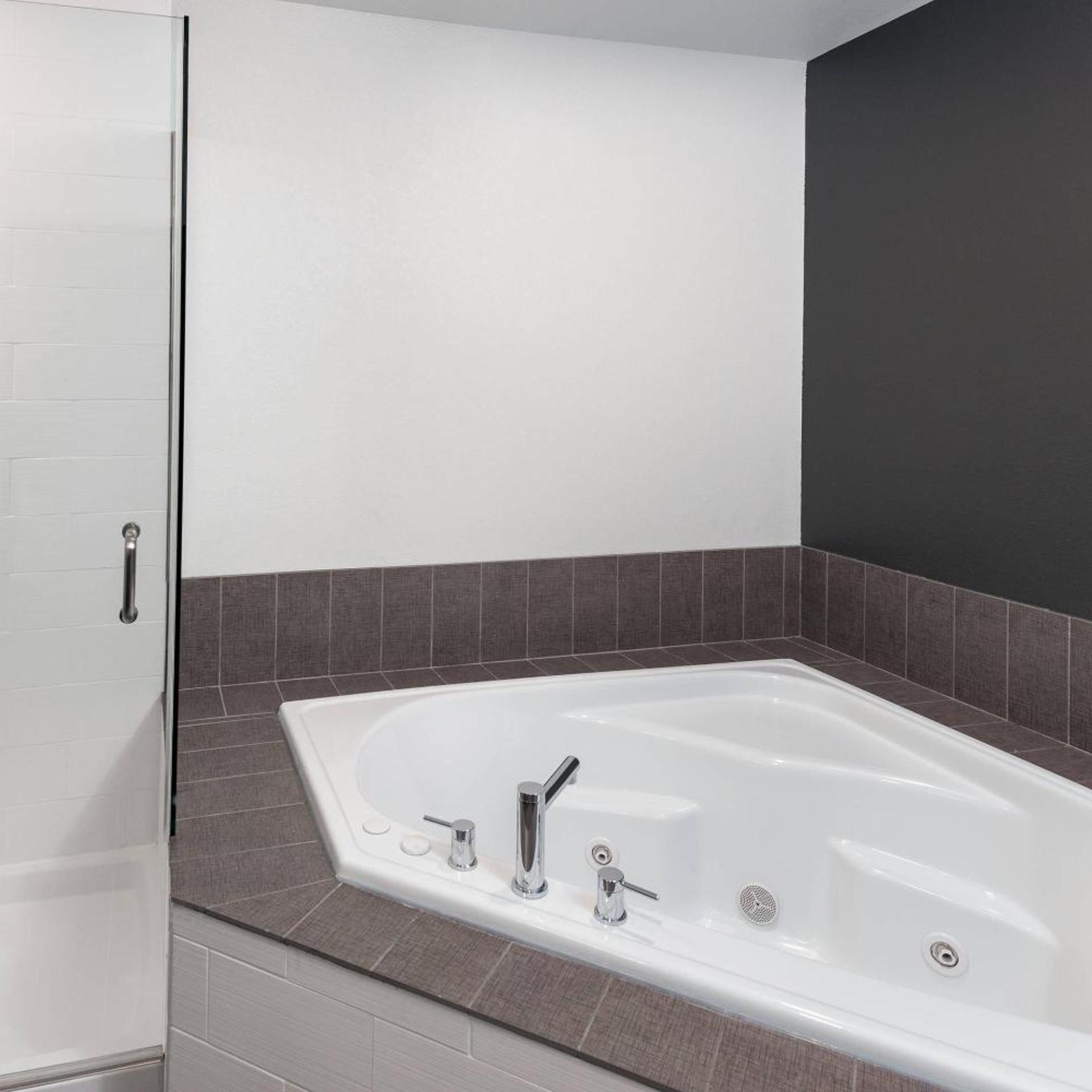 جناح كبير بسرير كينج بإطلالة على المسبح، Caretta Landing Sarasota, an Ascend Collection Hotel 2/2