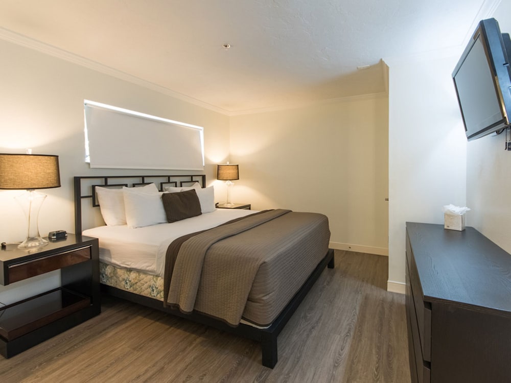 DELUXE, SUITE, KING BED