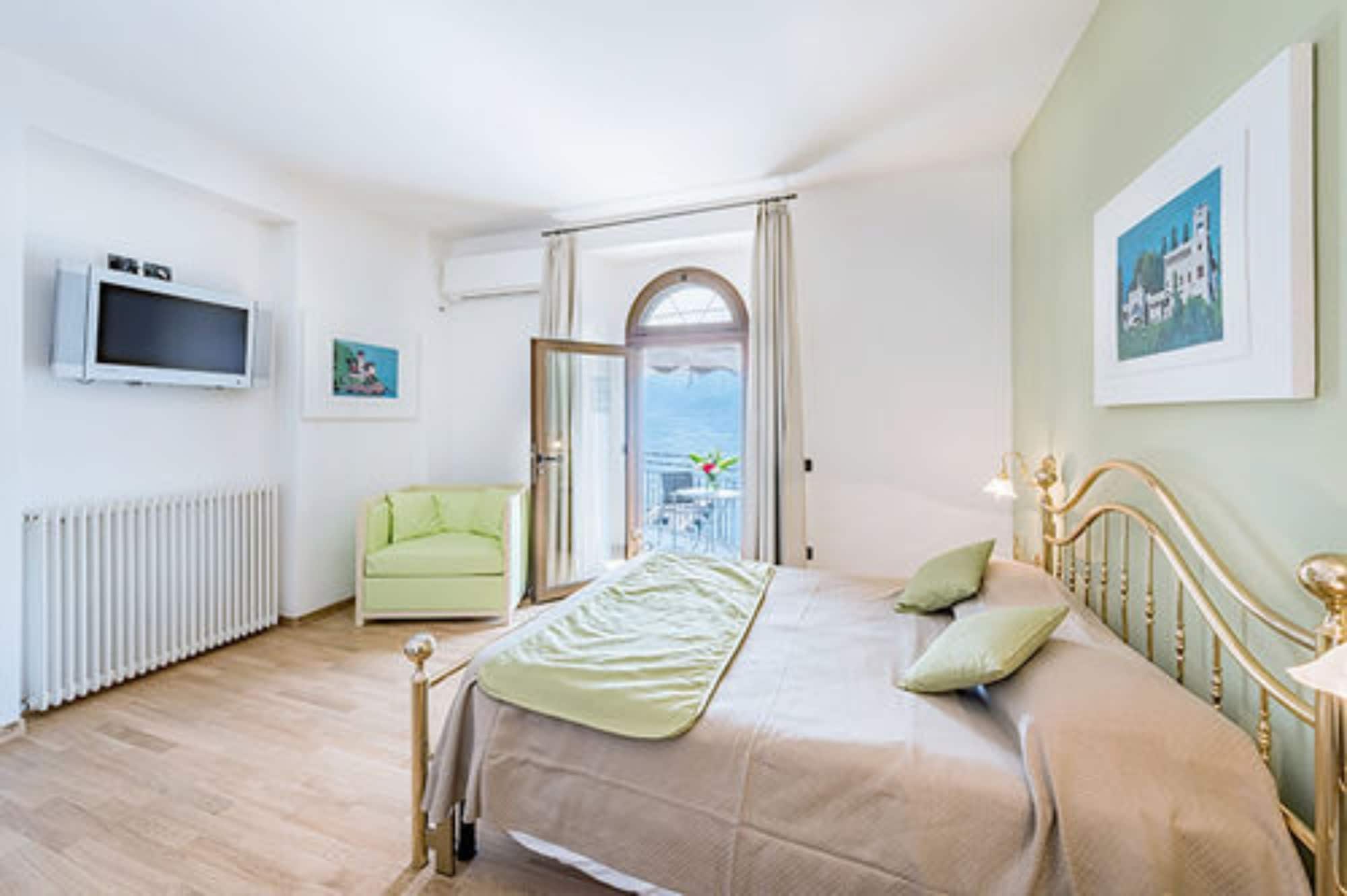 Deluxe, Queen Bed, Lake Side