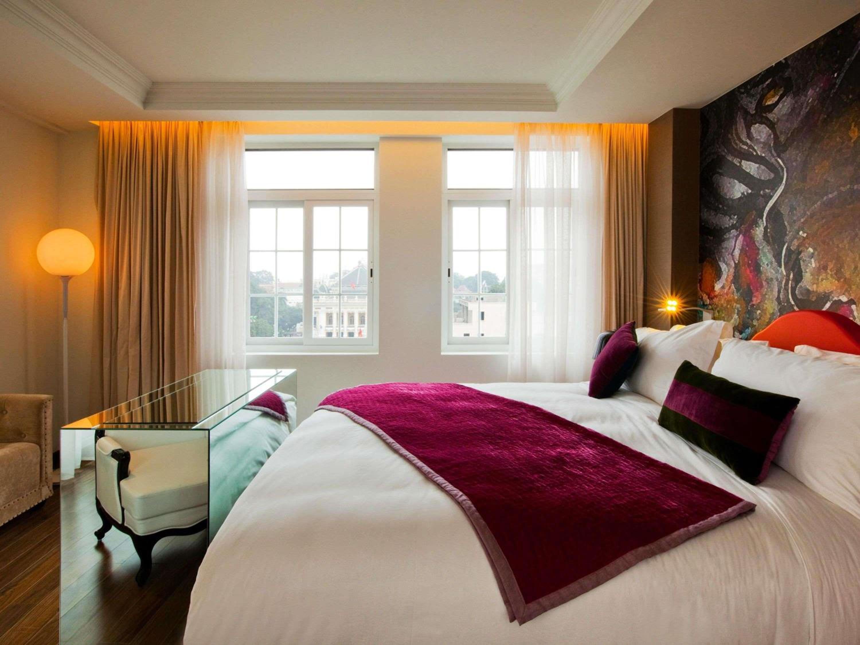 Suite, King Bed, Opera House View