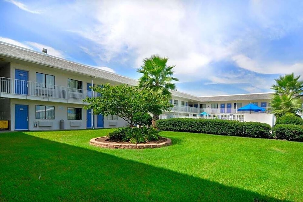 Motel6 Galveston, TX - Beach/Seawall 41/48