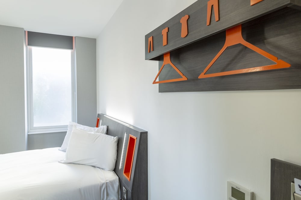 ROOM, DOUBLE BED