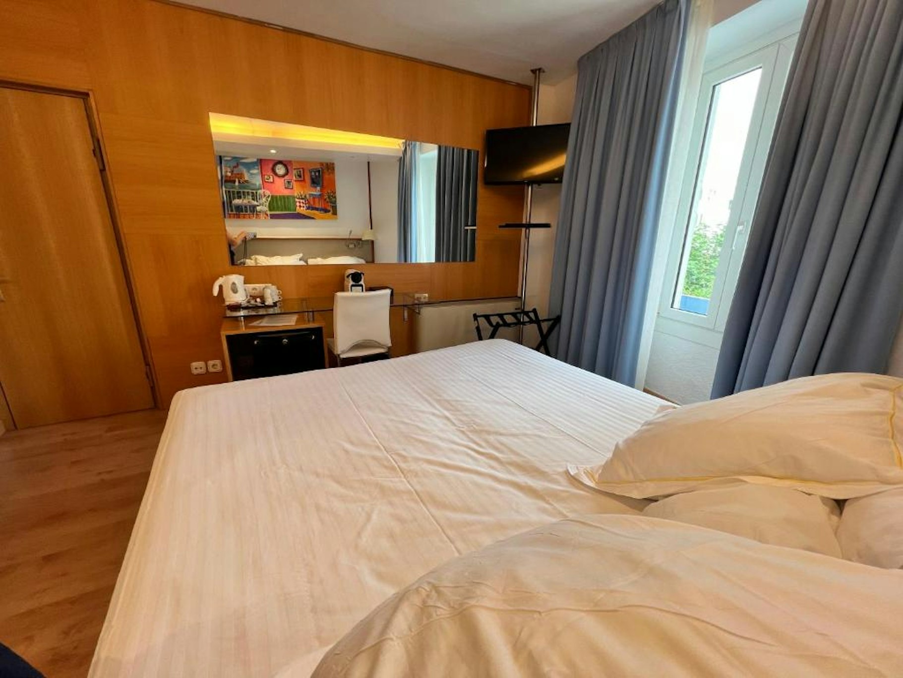 ROOM, SINGLE