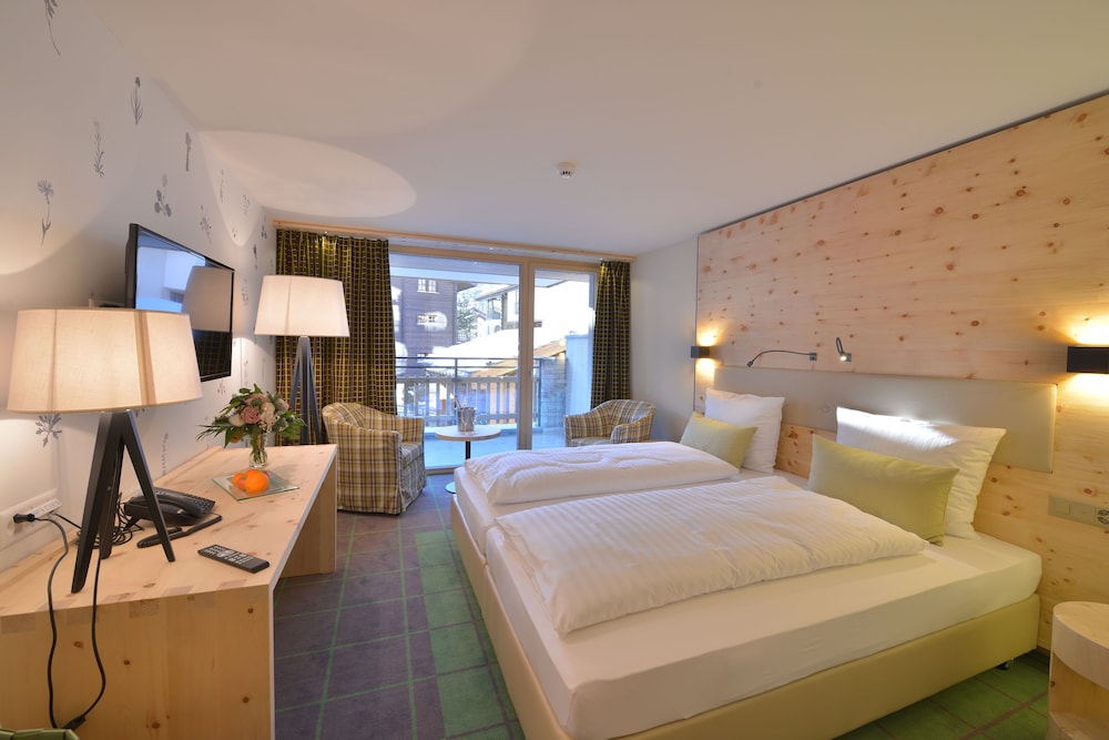 DELUXE, TWIN BEDS, MOUNTAIN VIEW, BALCONY