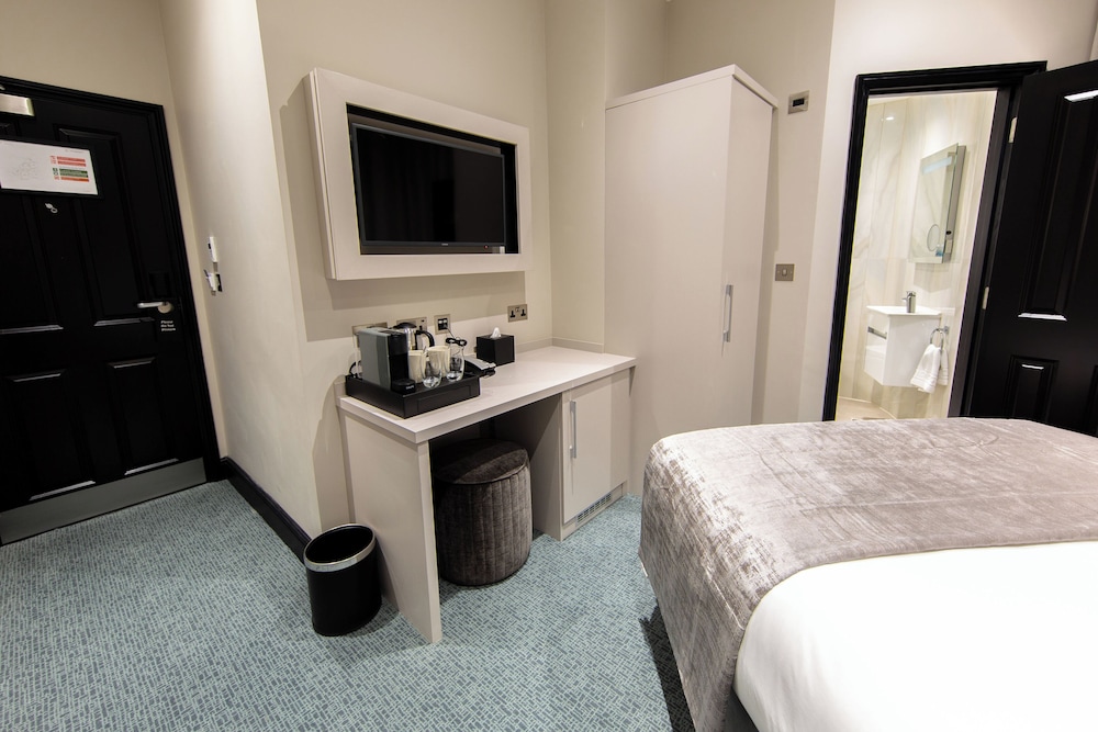 SEMI BASEMENT, COMPACT, DOUBLE BED