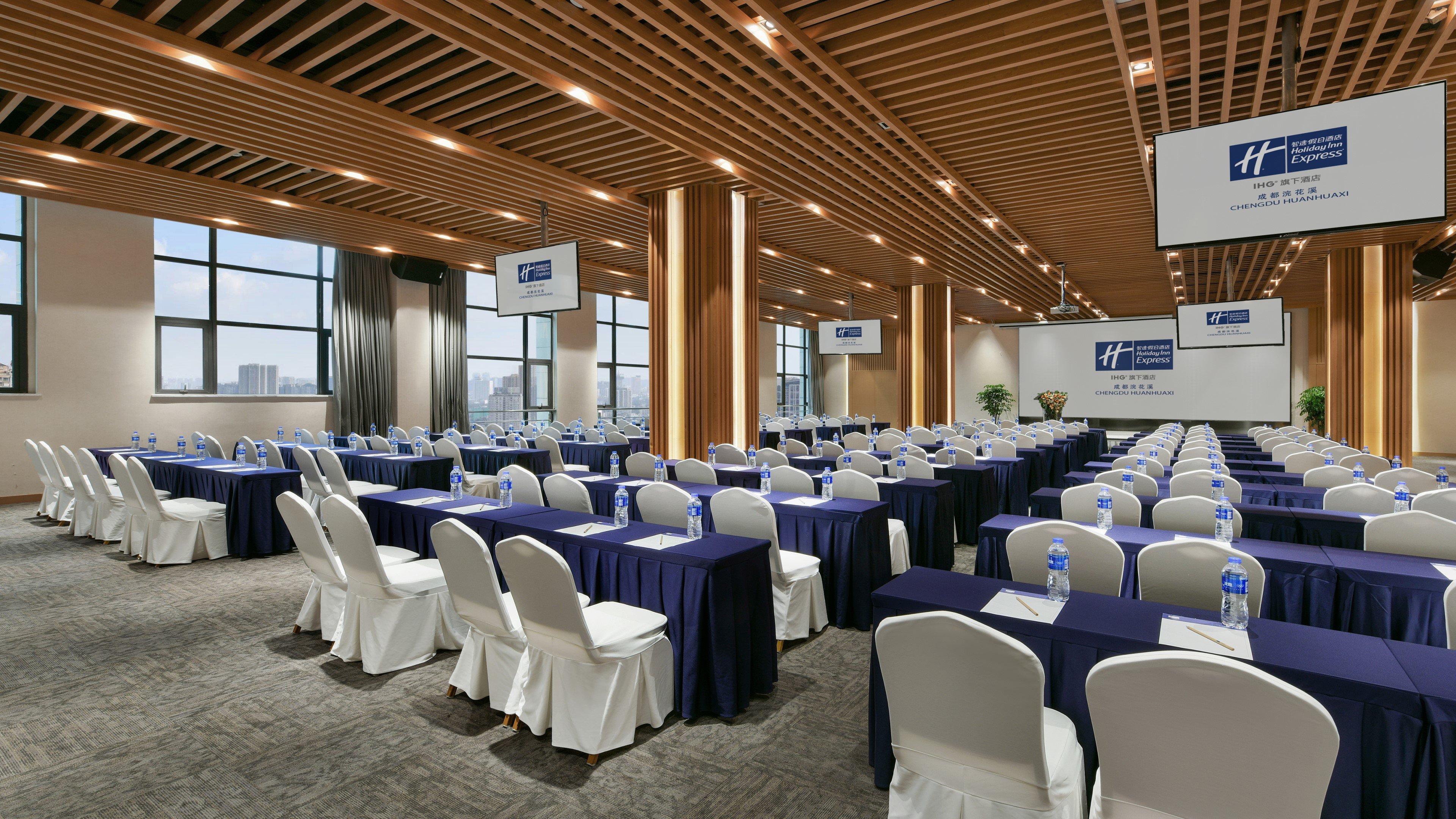 Holiday Inn Express Chengdu Huanhuaxi 60/67