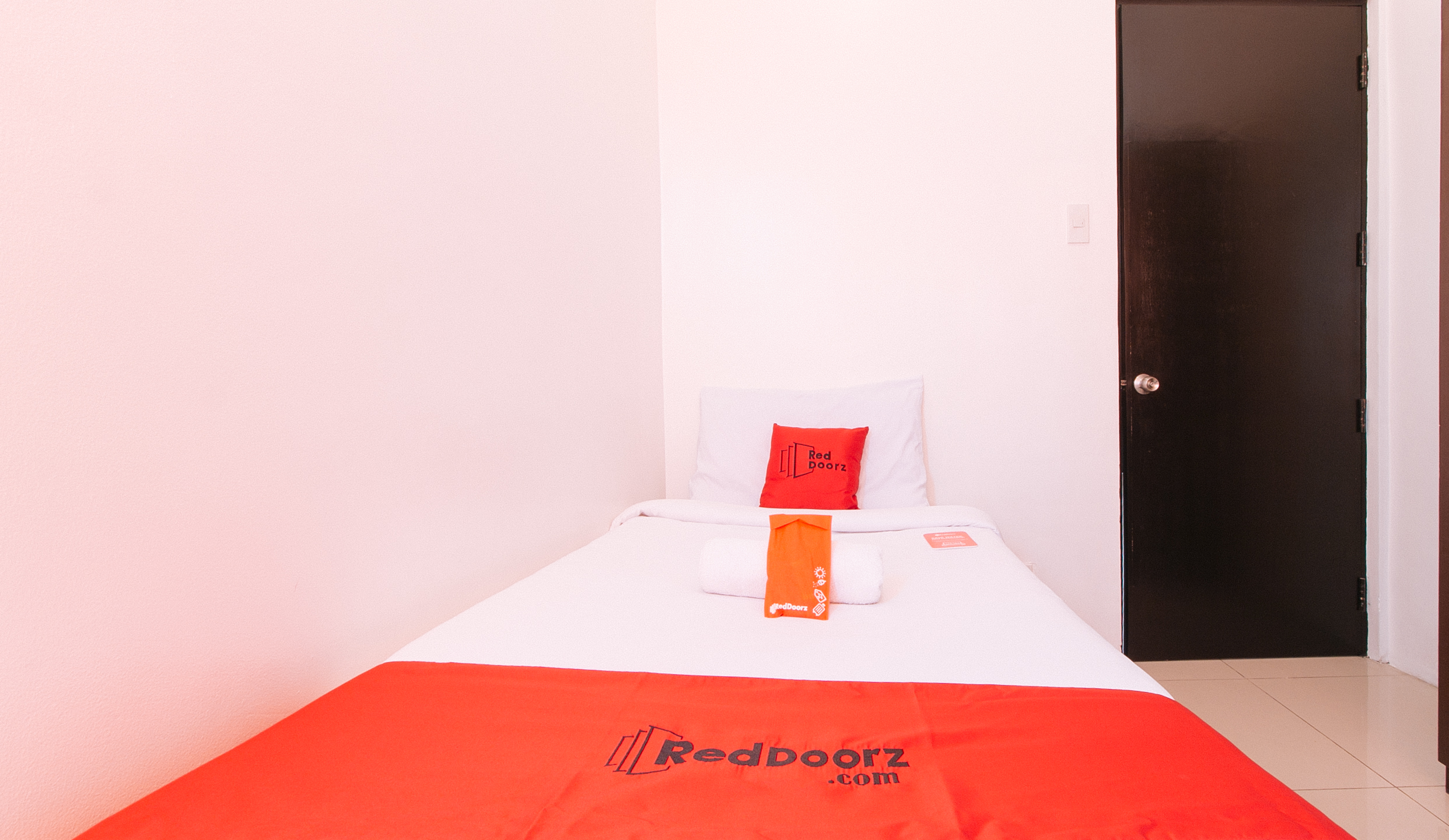 Reddoorz @ Jardin LRT Tayuman Manila 8/22