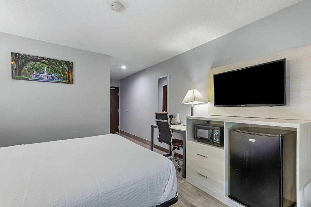 Days Inn by Wyndham Savannah Gateway I-95 9/27