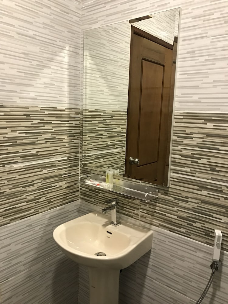 ROOM, QUEEN BED