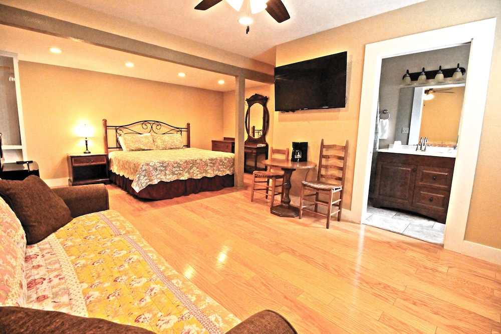 Peach Tree Inn & Suites 45/67
